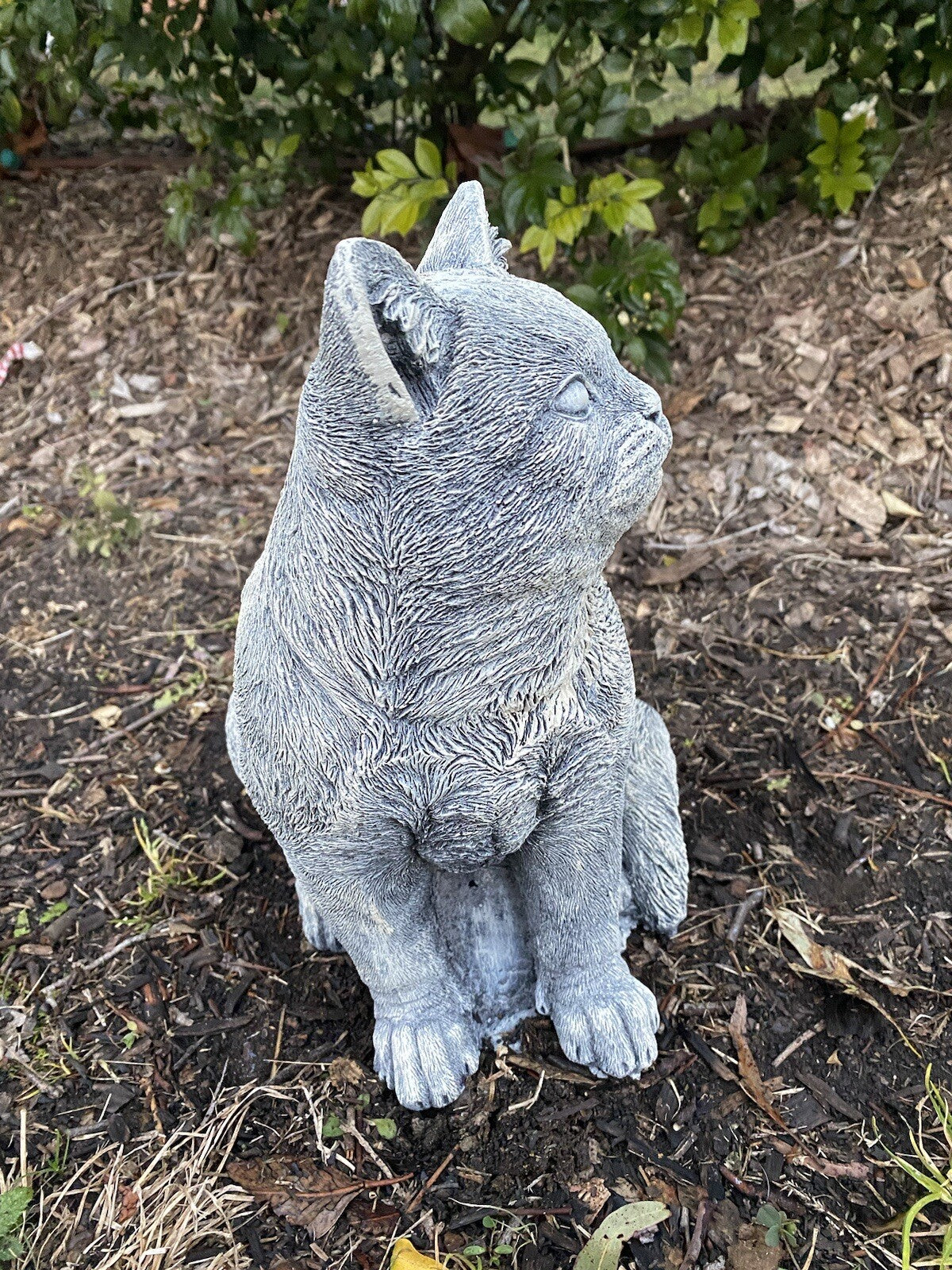 22nice4me Garden Statues grey concrete sitting cat memorial ornament with an antique finish in a garden setting