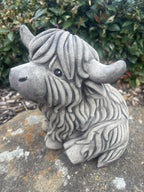 22nice4me Garden Statues grey concrete Highland cow ornament with shaggy coat and curved horns in a seated pose
