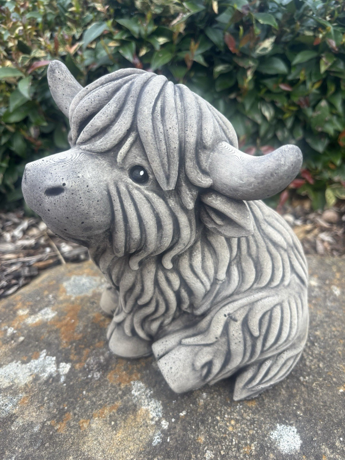 22nice4me Garden Statues grey concrete Highland cow ornament with shaggy coat and curved horns in a seated pose
