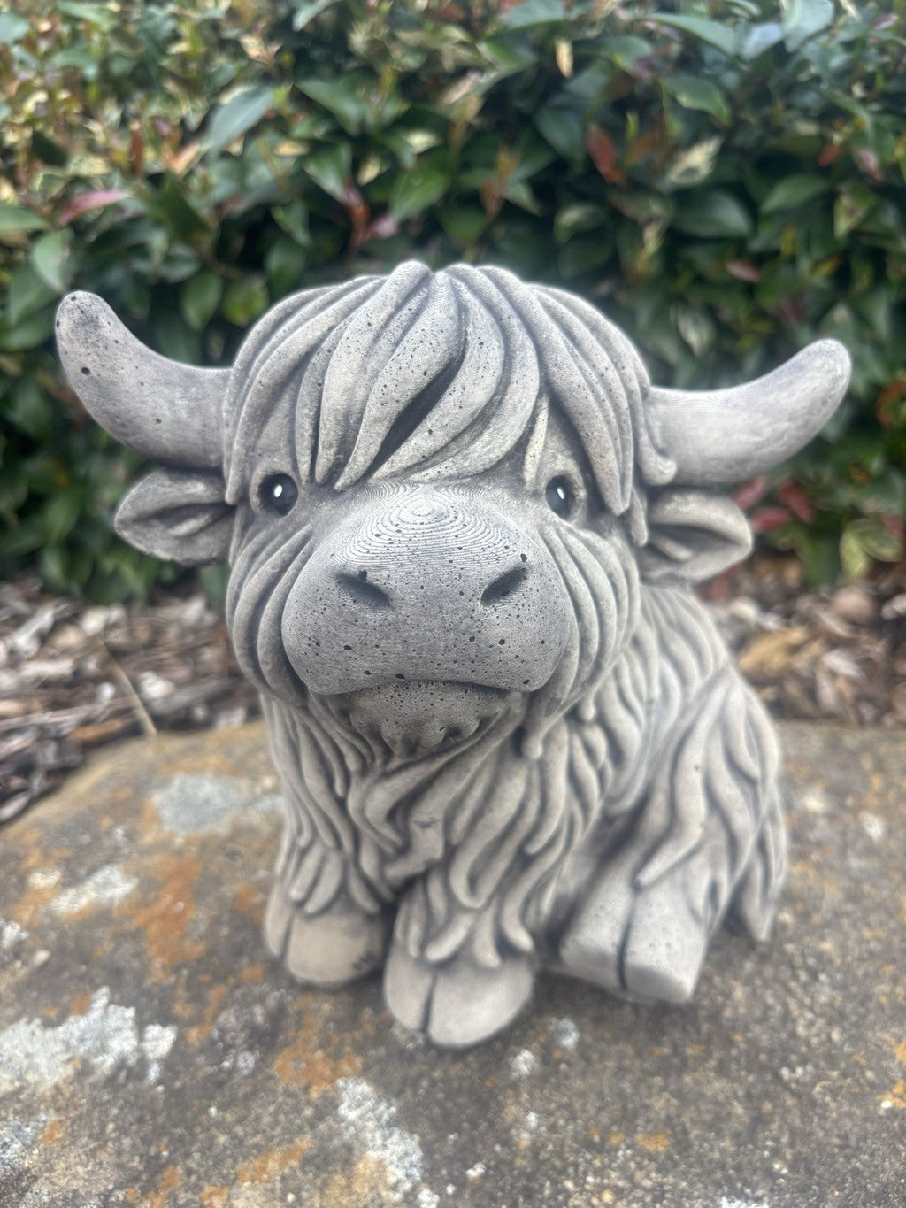 22nice4me Garden Statues grey concrete Highland cow ornament with shaggy texture and curved horns in a garden setting
