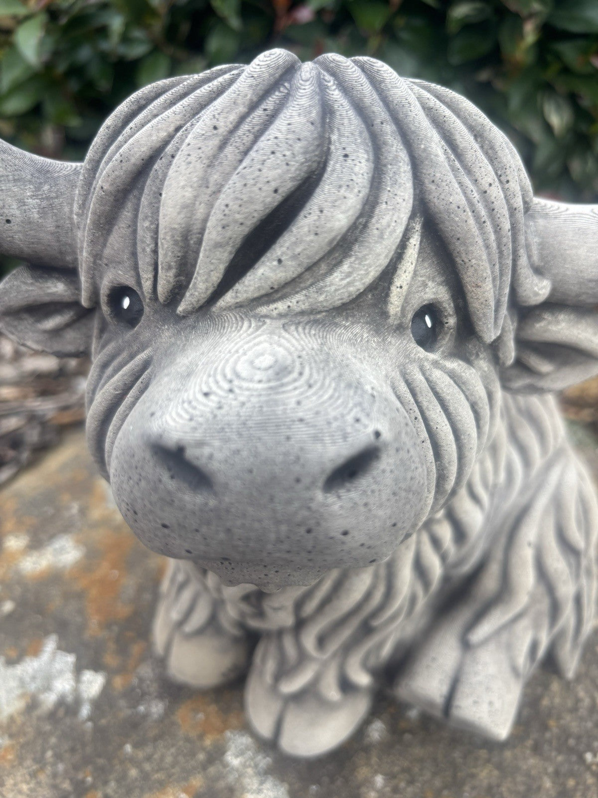 22nice4me Garden Statues grey concrete Highland cow ornament with shaggy texture and detailed horns in a garden setting
