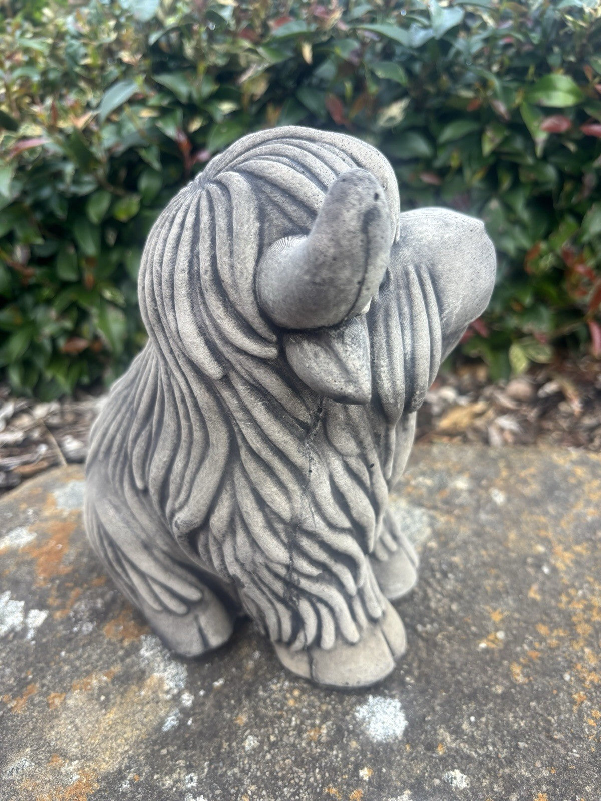 22nice4me Garden Statues grey concrete Highland cow ornament with shaggy texture and curved horns in a garden setting