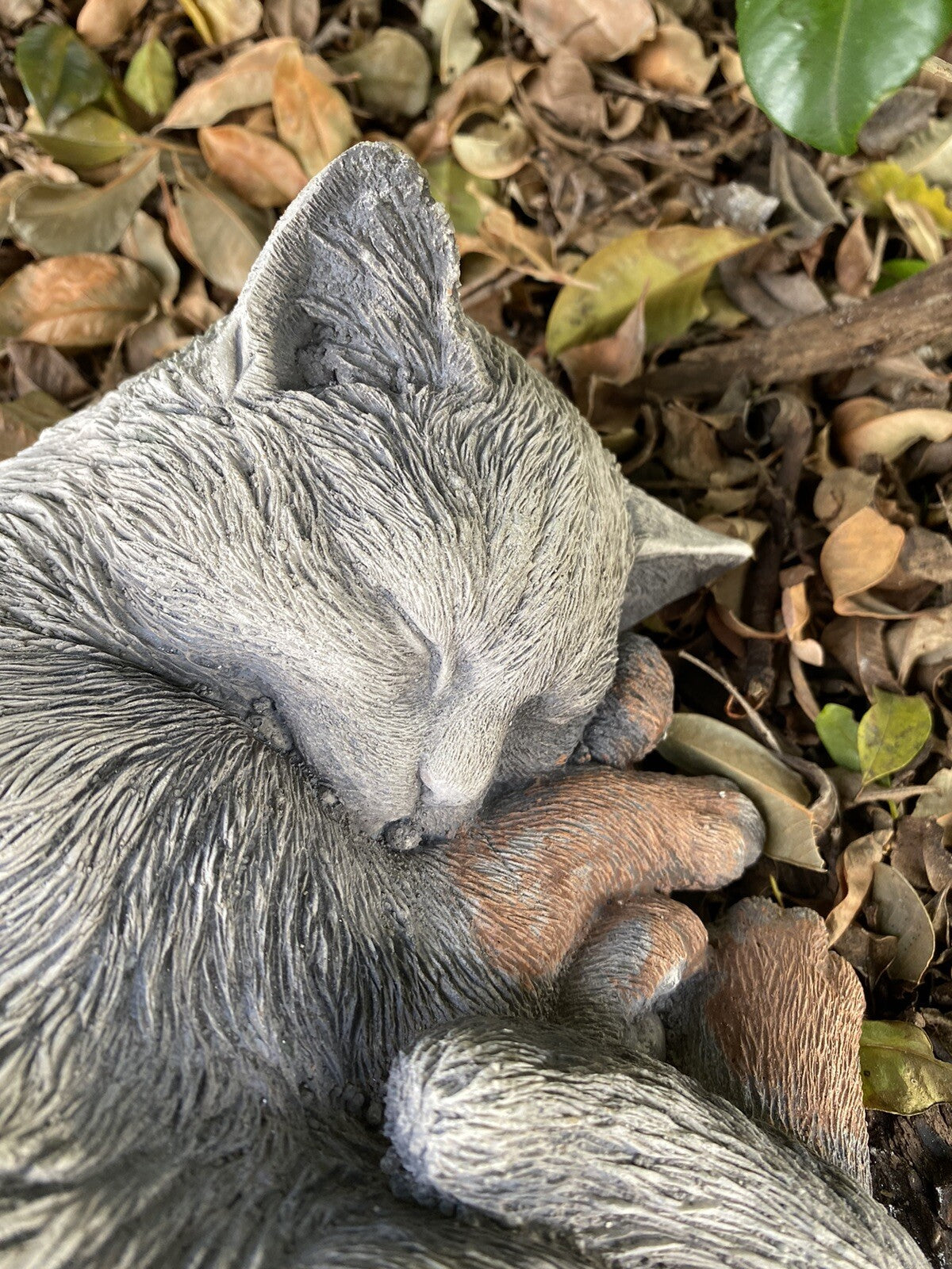 22nice4me Garden Statues grey concrete sleeping kitten memorial statue with hand-painted antique finish in a garden