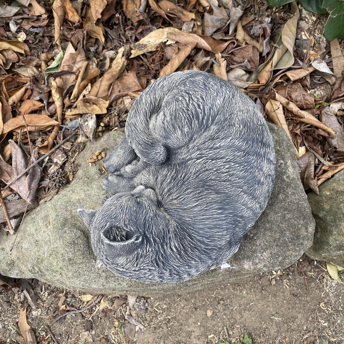22nice4me Garden Statues grey concrete sleeping kitten statue resting on a natural stone in a garden setting