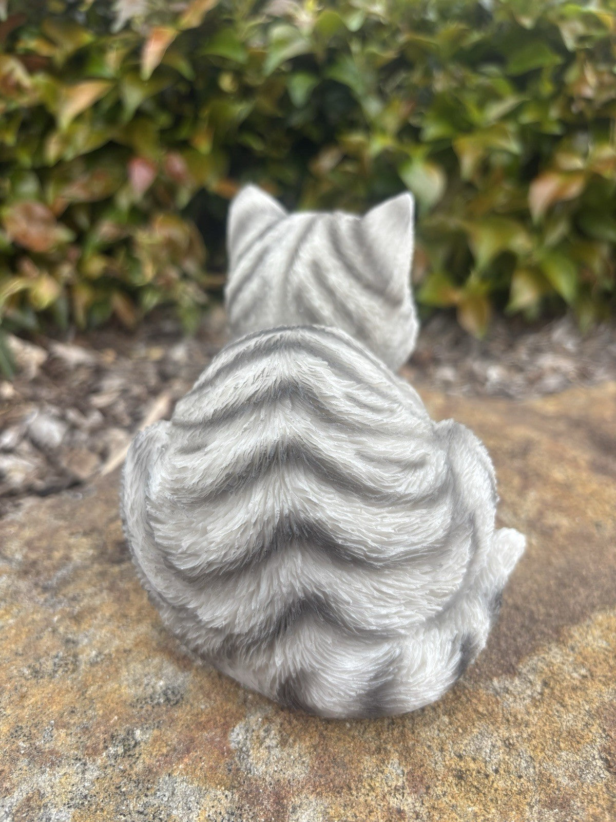 22nice4me Garden Statues resin sleeping grey tabby cat ornament with detailed fur texture on a stone surface