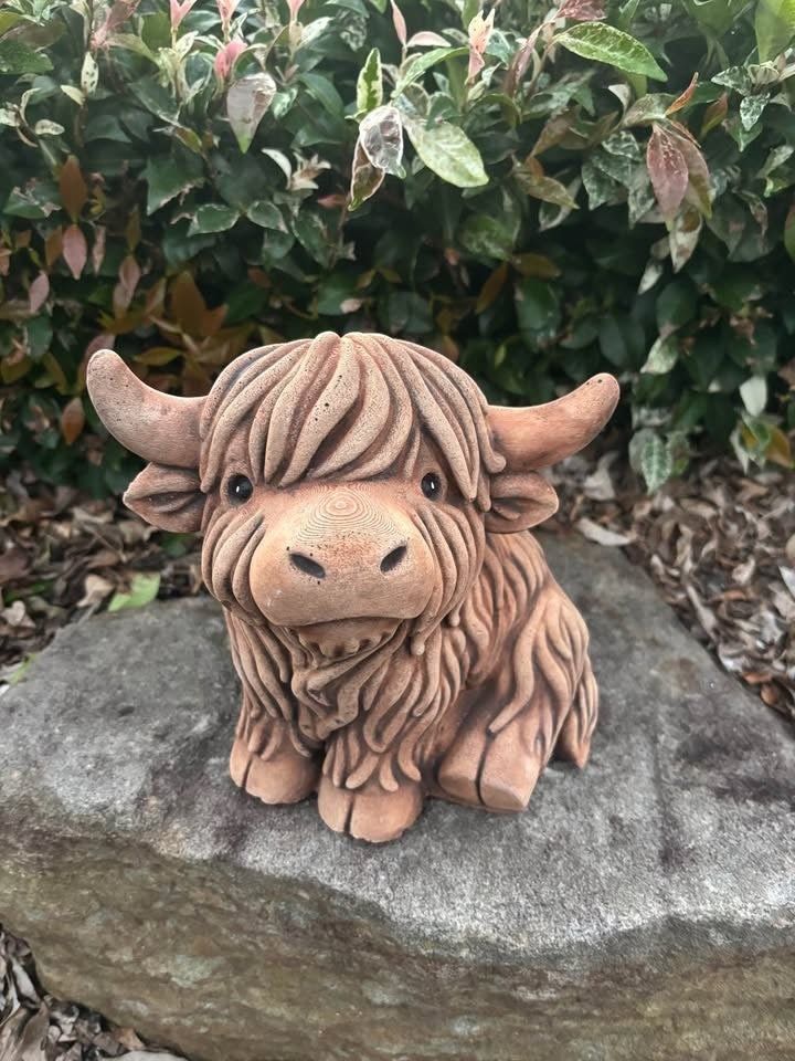 22nice4me Garden Statues rustic concrete Highland cow figurine with shaggy texture sitting on a garden rock.