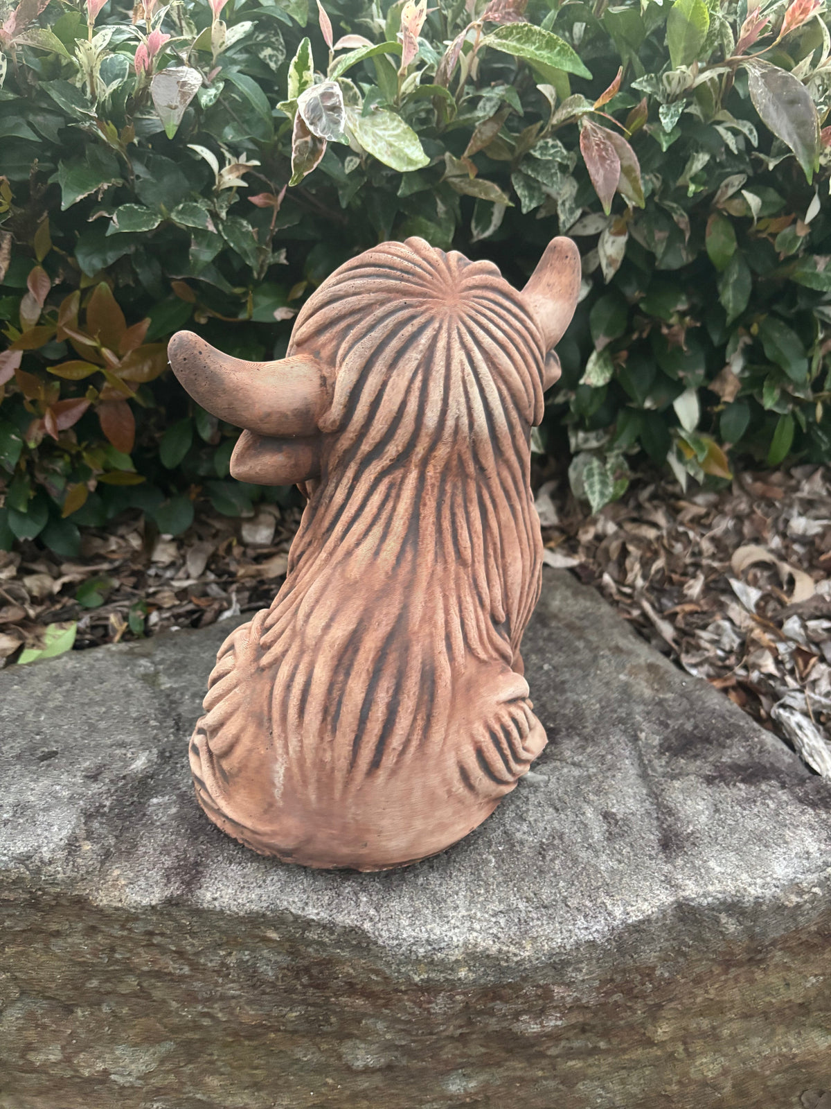 22nice4me Garden Statues rustic concrete Highland cow figurine viewed from behind in a garden setting