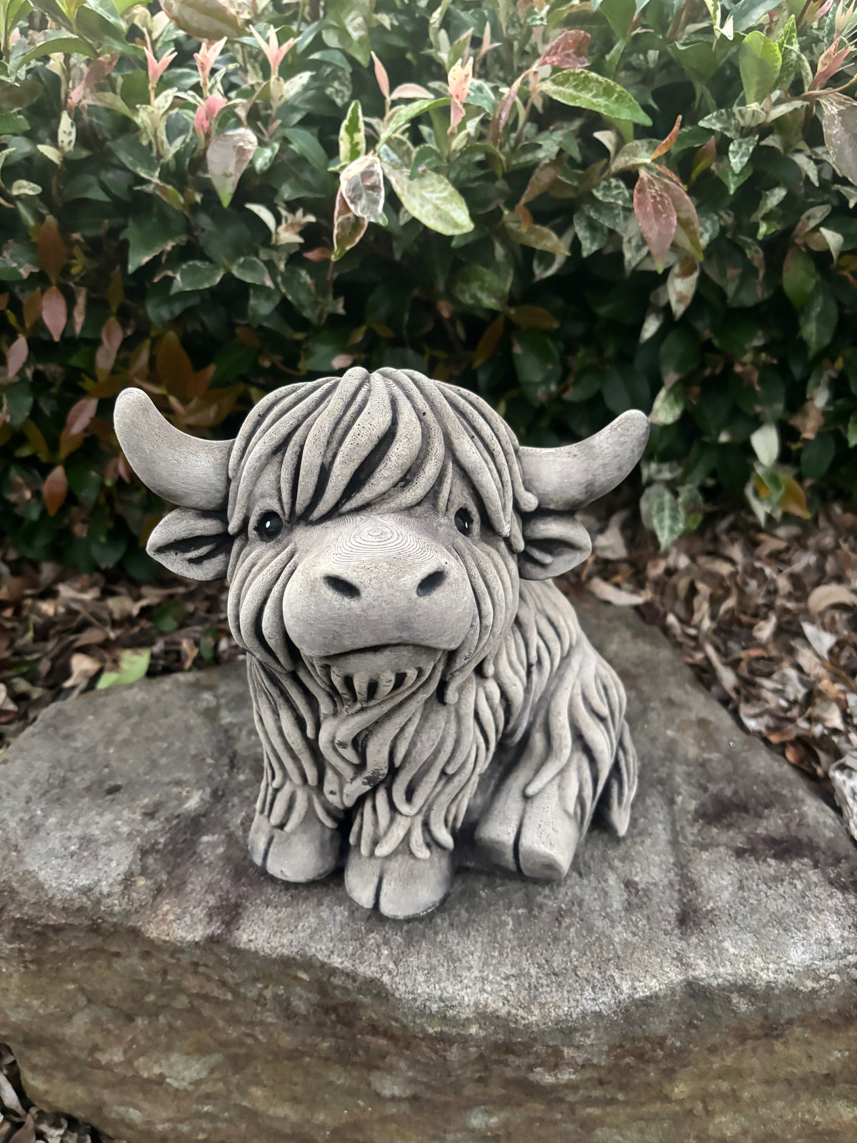 22nice4me Garden Statues rustic concrete Highland cow statue with shaggy fur texture sitting on a garden rock