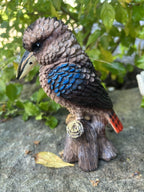 22nice4me Garden Statues resin kookaburra bird ornament with detailed brown feathers and blue wing accents on a log