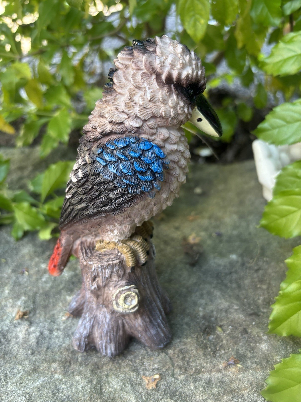 22nice4me Garden Statues resin kookaburra bird ornament perched on a log with detailed blue and brown feathers