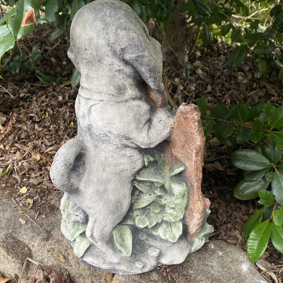 22nice4me Garden Statues Labrador dog concrete garden ornament holding a welcome sign in a garden setting