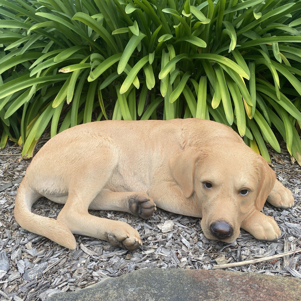 22nice4me Garden Statues hand-painted resin golden Labrador dog laying down in a garden setting