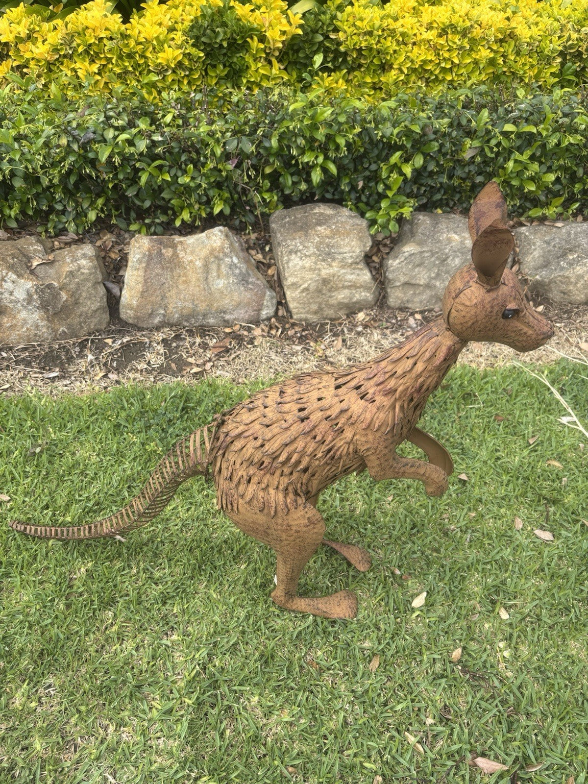 22nice4me Garden Statues metal kangaroo sculpture with a rustic brown finish standing on a green lawn.