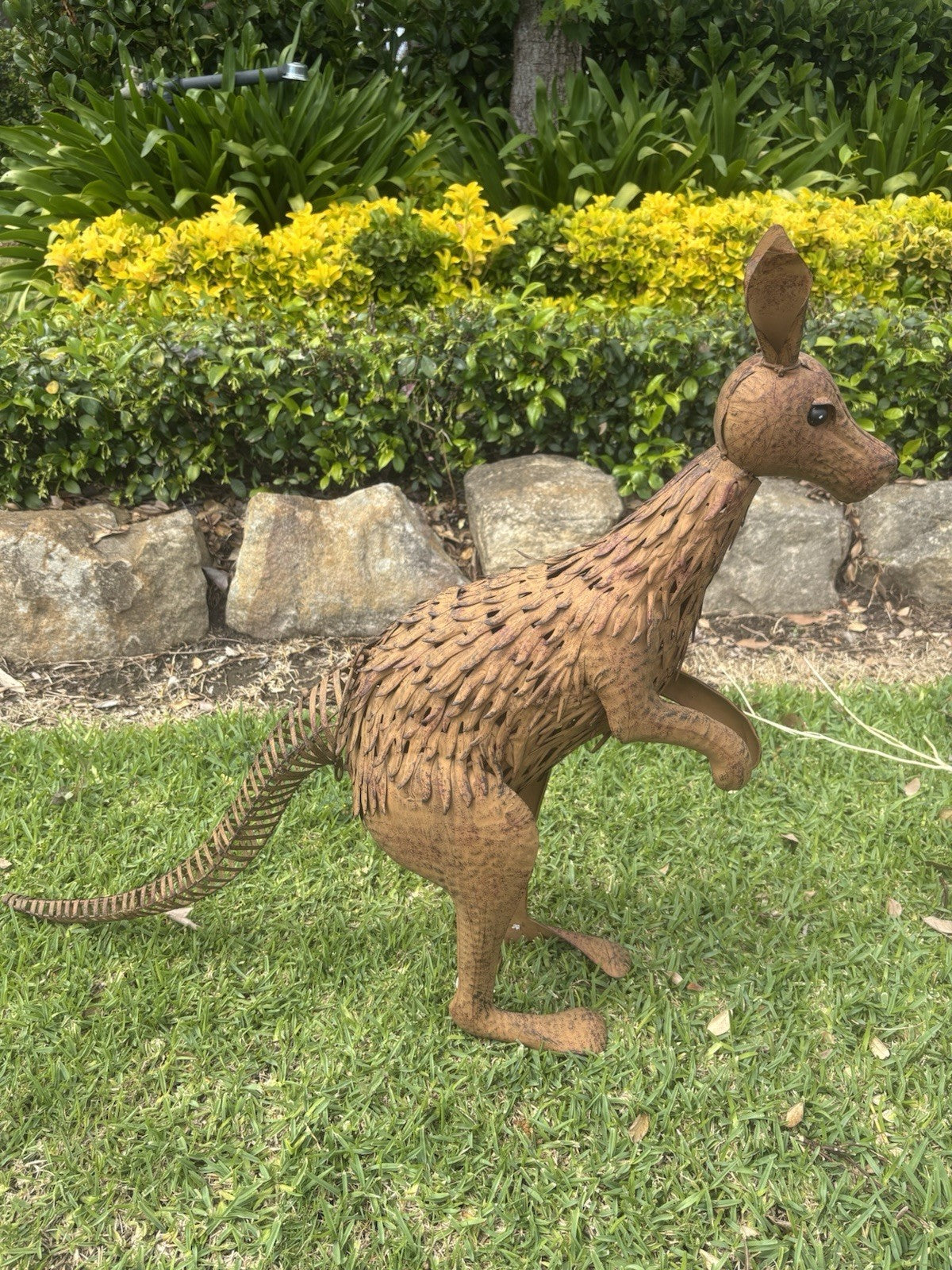 22nice4me Garden Statues metal kangaroo sculpture with a rustic brown finish standing on a green lawn
