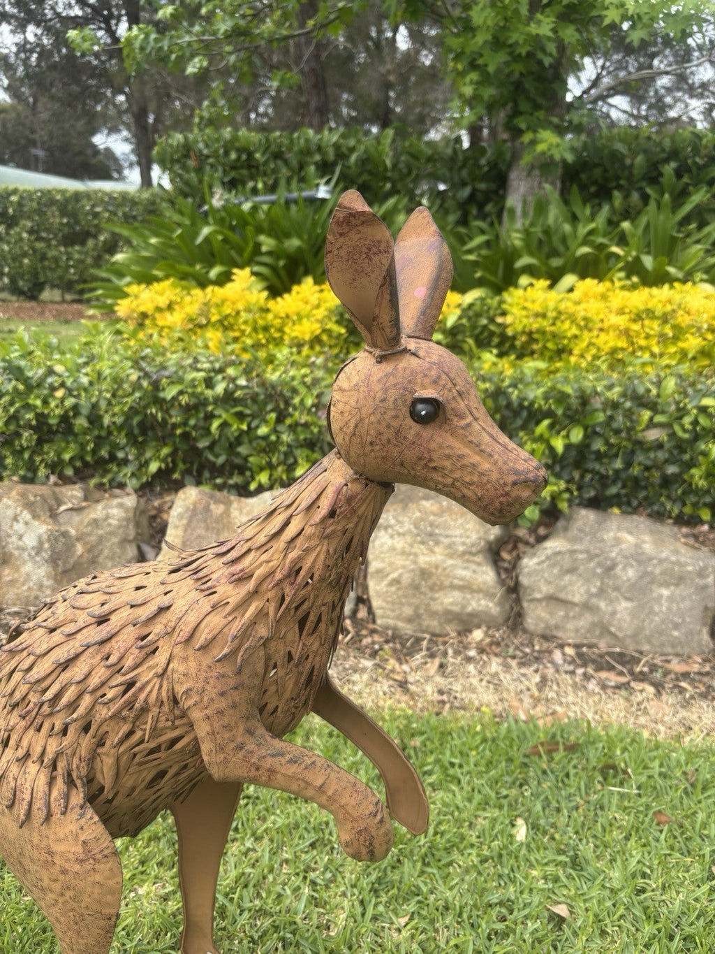22nice4me Garden Statues metal kangaroo sculpture with a rustic brown finish, standing in a lush green garden.