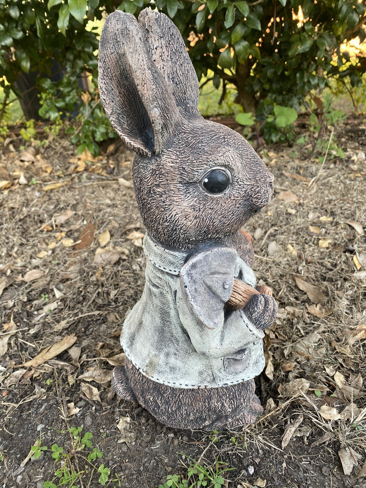 22nice4me Garden Statues Peter Rabbit concrete ornament holding a spade, hand-painted in realistic brown and grey tones.