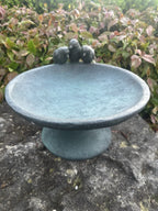 22nice4me Garden Statues blue-green resin bird feeder bowl with three decorative birds on a stone surface