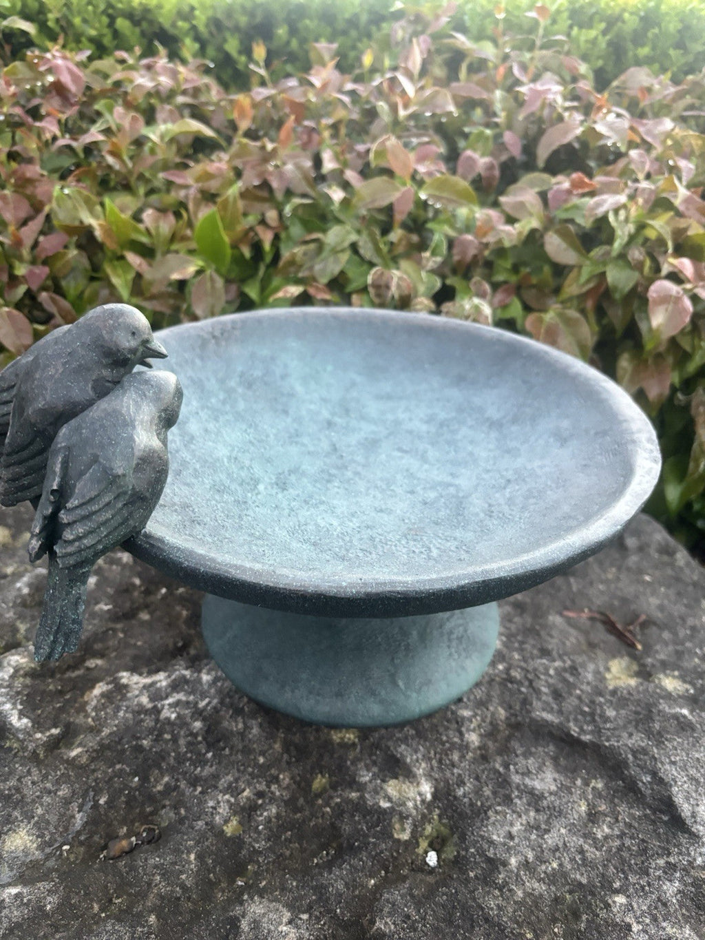 22nice4me Garden Statues blue-green resin bird feeder bowl with decorative birds on a stone surface in a garden
