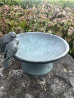 22nice4me Garden Statues blue-green resin bird feeder bowl with decorative birds on a stone surface in a garden