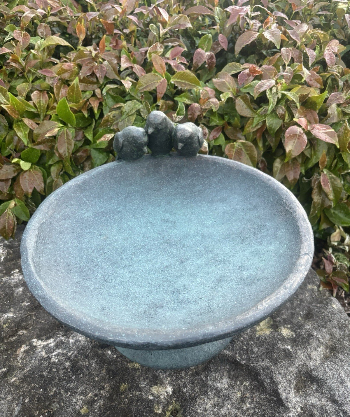 22nice4me Garden Statues blue-green resin bird feeder bowl with three decorative birds perched on the rim