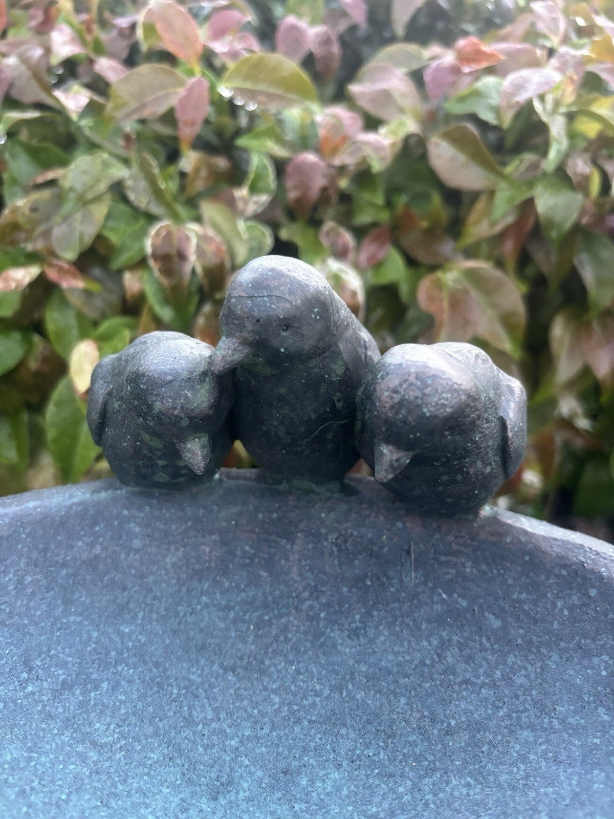 22nice4me Garden Statues blue-green resin bird feeder bowl with three decorative birds on the rim