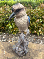 22nice4me Garden Statues resin kookaburra bird ornament with textured feathers and blue wing perched on a tree stump