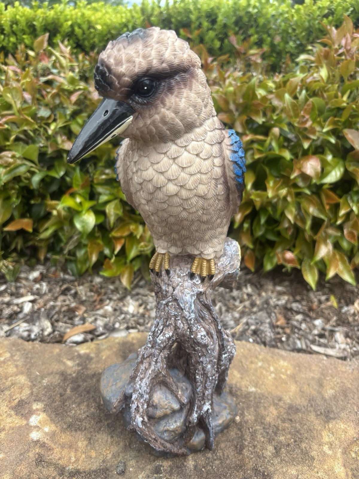22nice4me Garden Statues resin kookaburra bird ornament with textured feathers and blue wing perched on a tree stump