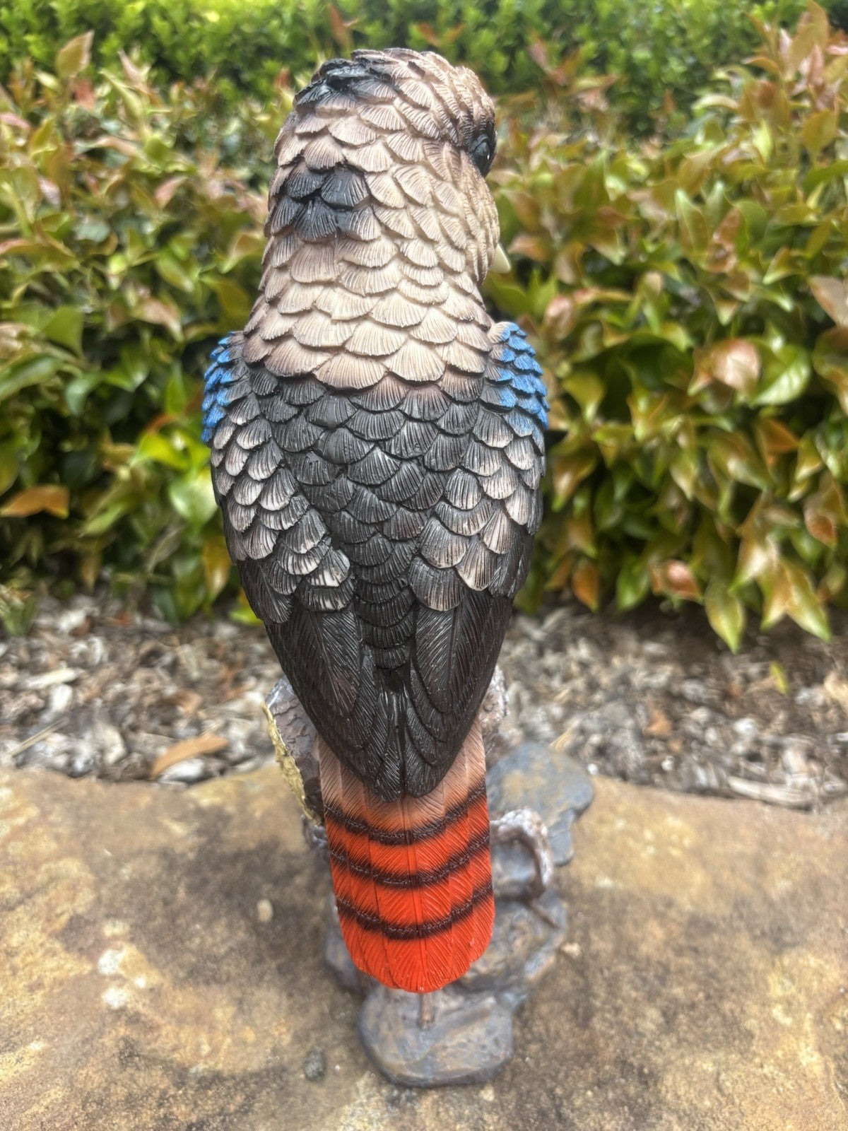 22nice4me Garden Statues resin kookaburra bird ornament with textured feathers, blue wing, and red tail on a stump