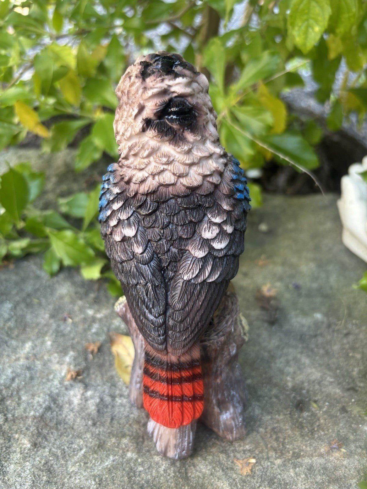 22nice4me Garden Statues resin kookaburra ornament showing detailed brown and blue feathers from a back view