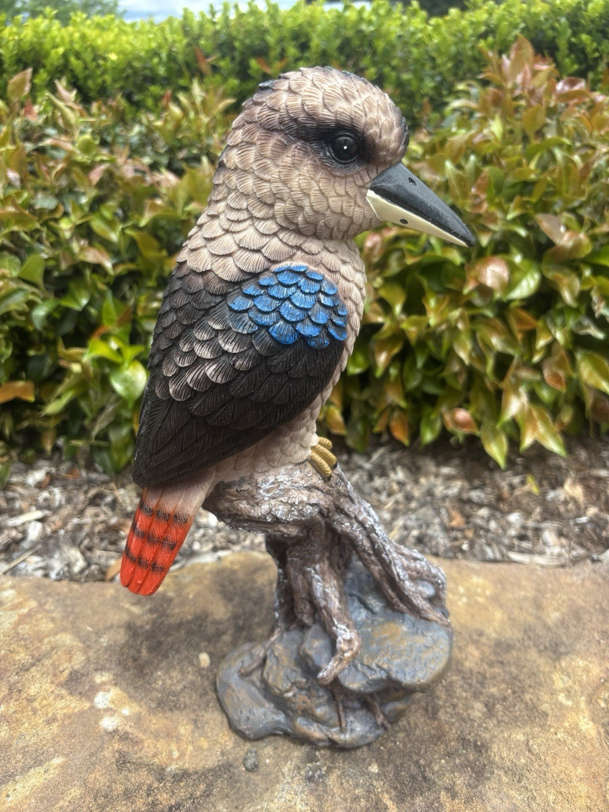 22nice4me Garden Statues resin kookaburra bird ornament with blue wing and red tail perched on a textured tree stump