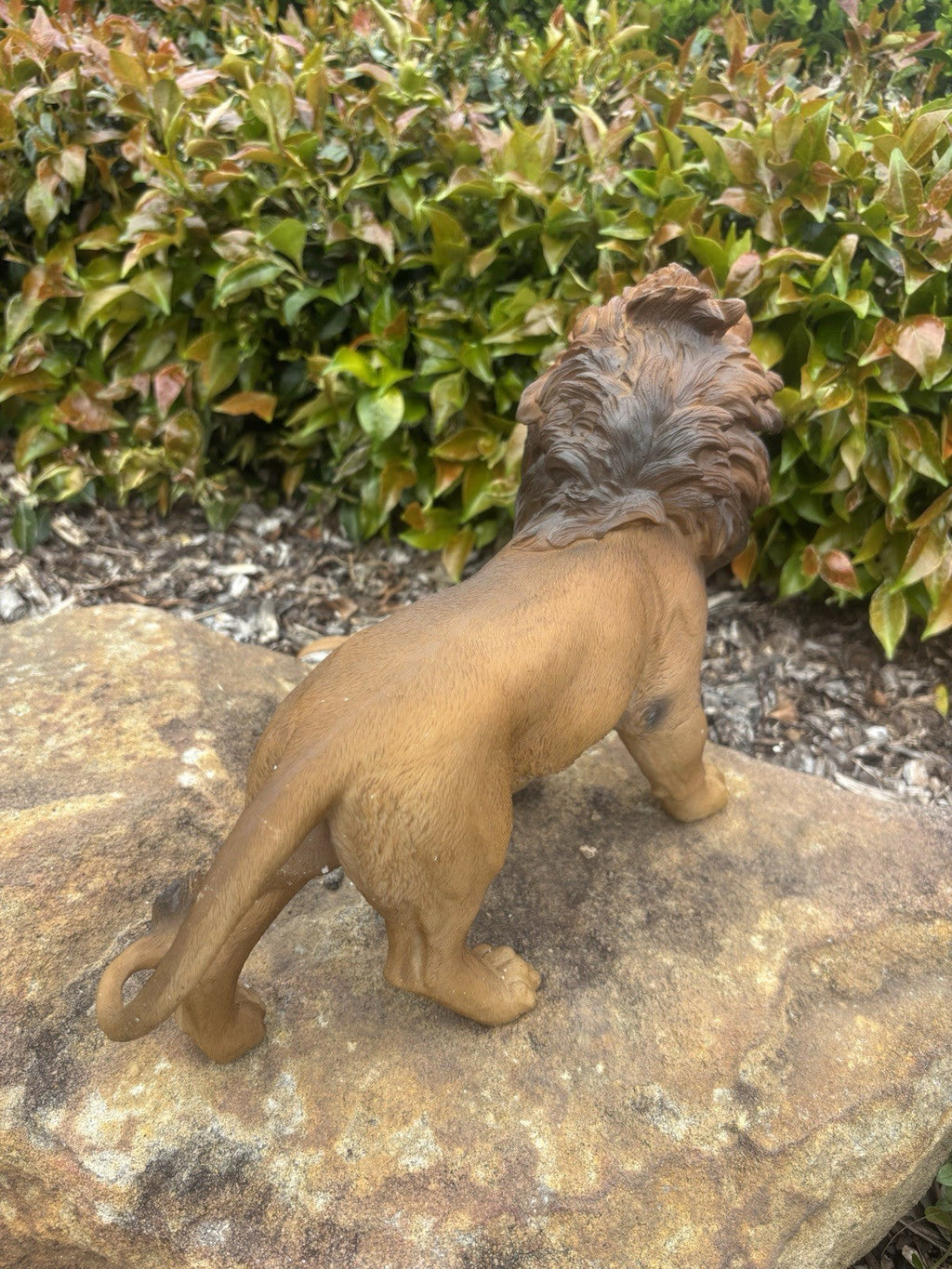 22nice4me Garden Statues resin lion ornament with detailed mane standing on a natural stone in a garden setting