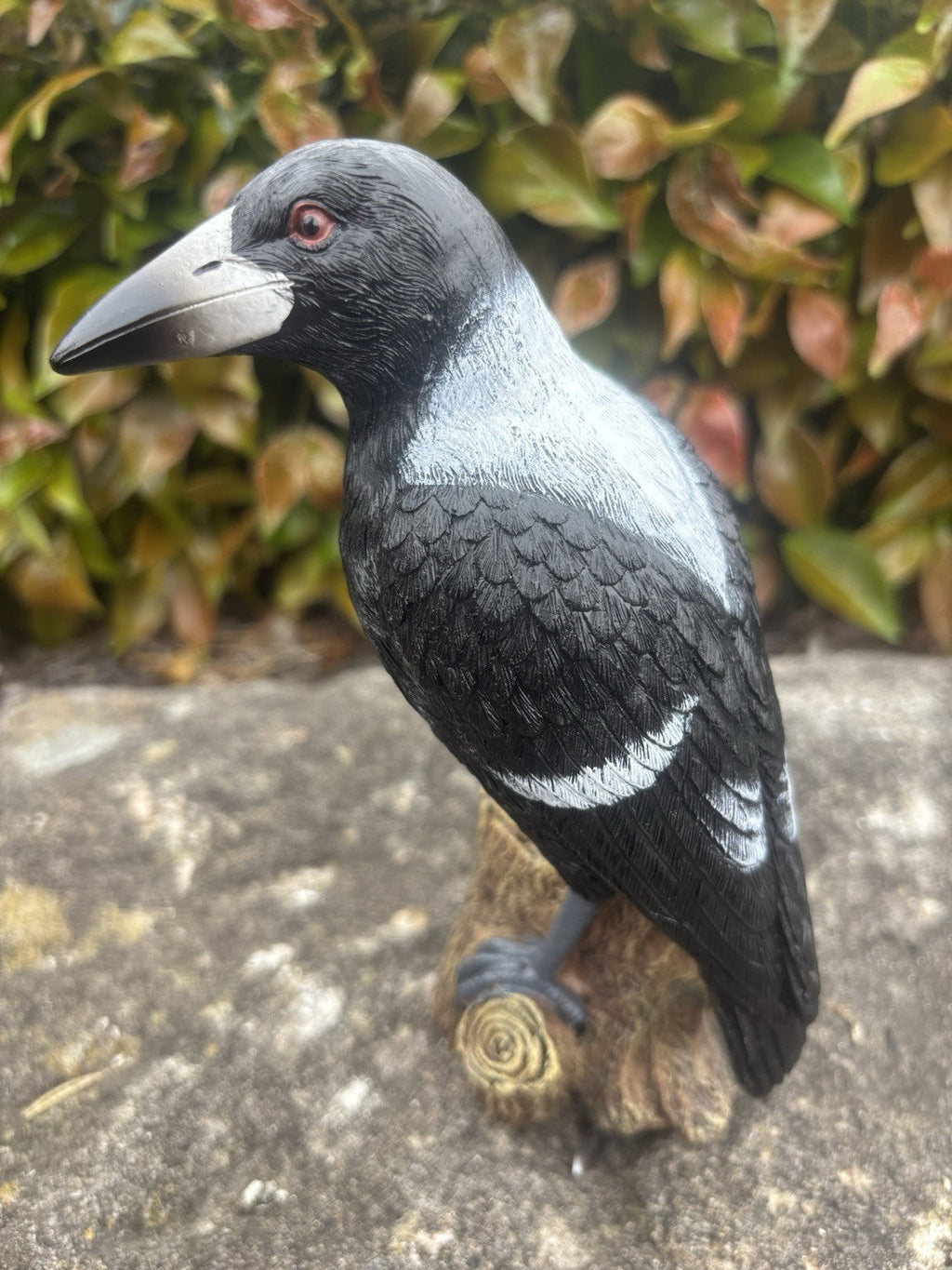 22nice4me Garden Statues resin magpie bird ornament with detailed black and white feathers perched on a tree stump