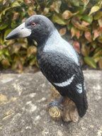 22nice4me Garden Statues resin magpie bird ornament with detailed black and white feathers perched on a tree stump