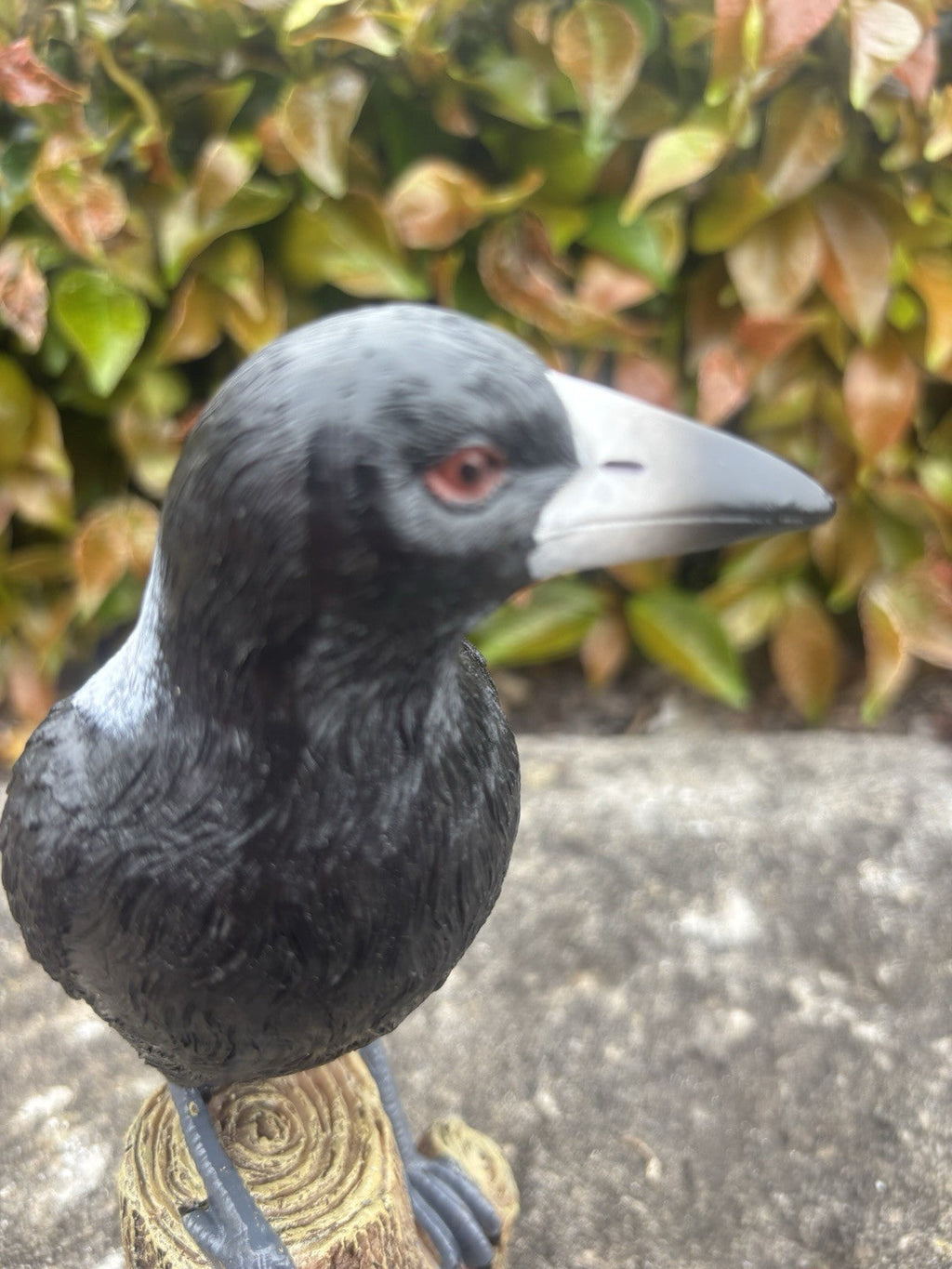 22nice4me Garden Statues resin magpie bird ornament with textured black and white feathers perched on a tree stump