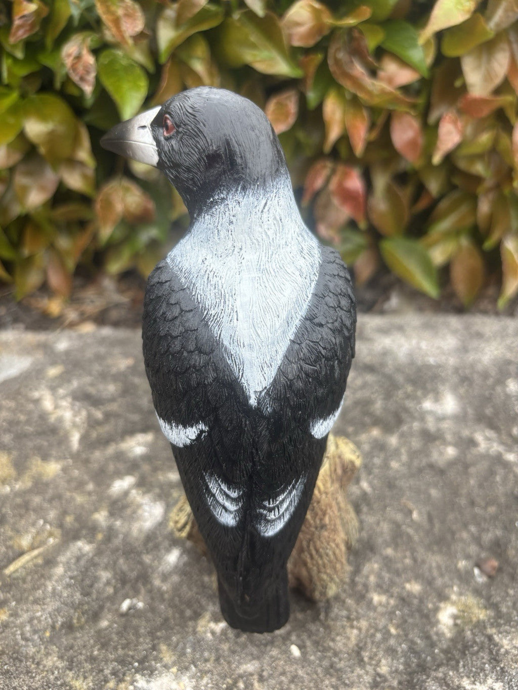 22nice4me Garden Statues resin magpie ornament with detailed black and white feathers perched on a rustic stump