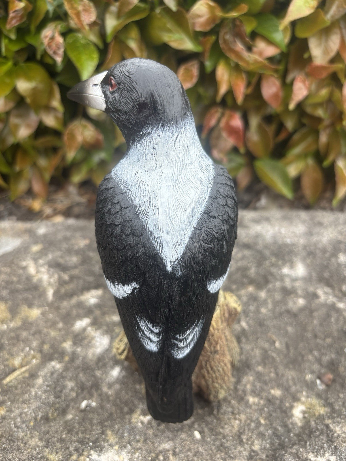 22nice4me Garden Statues resin magpie ornament with detailed black and white feathers perched on a rustic stump