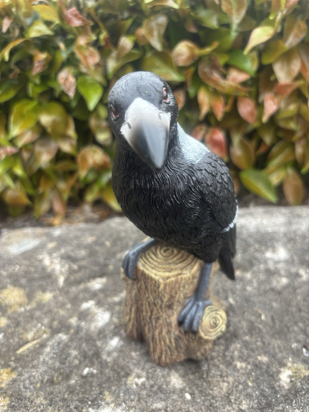 22nice4me Garden Statues resin magpie bird ornament perched on a textured tree stump with realistic feather detail