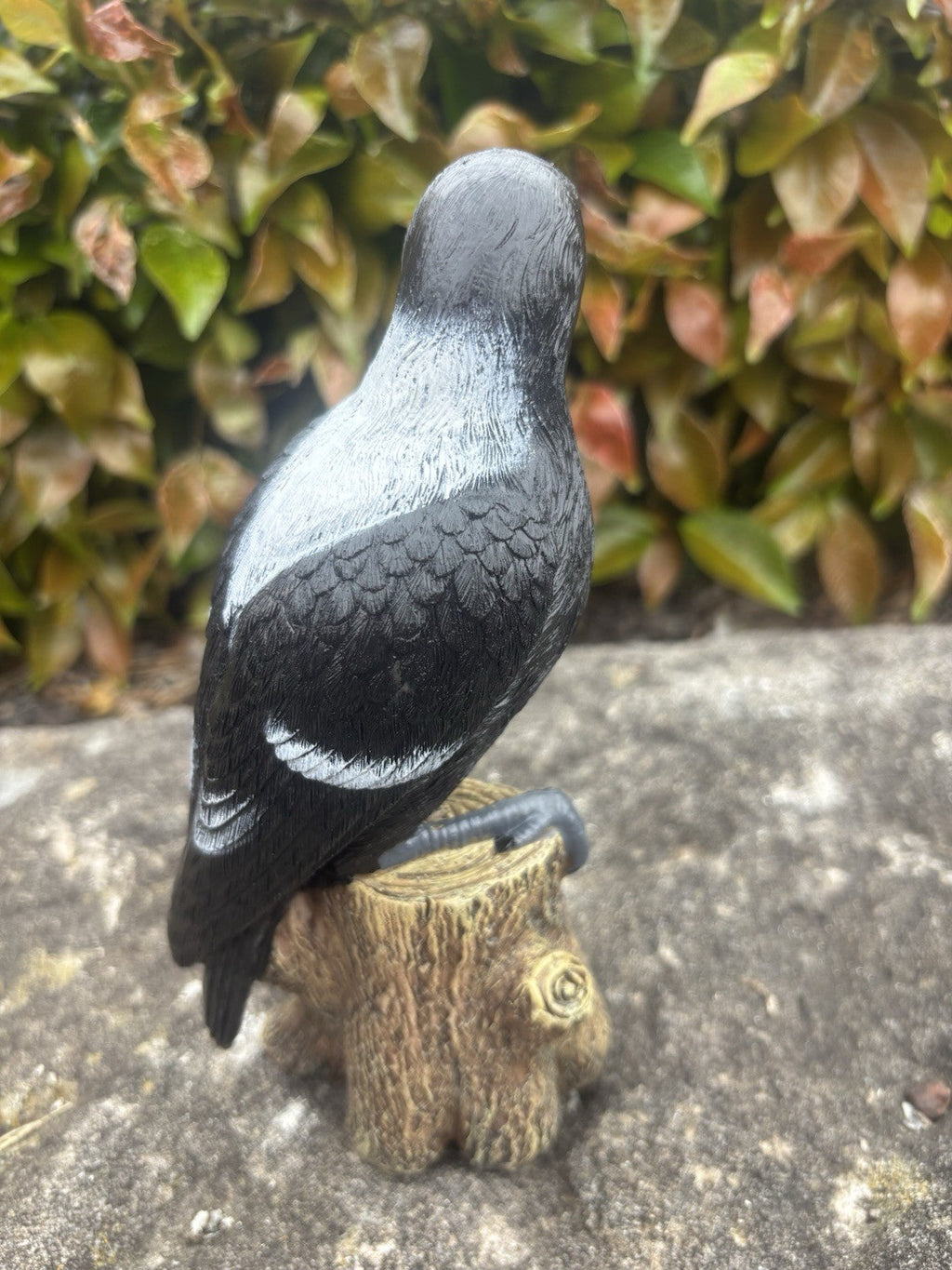 22nice4me Garden Statues resin magpie bird ornament featuring textured black and white feathers perched on a tree stump