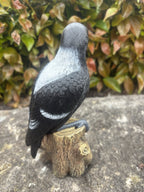 22nice4me Garden Statues resin magpie bird ornament featuring textured black and white feathers perched on a tree stump
