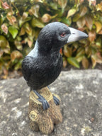 22nice4me Garden Statues resin magpie bird ornament with textured black and white feathers perched on a tree stump