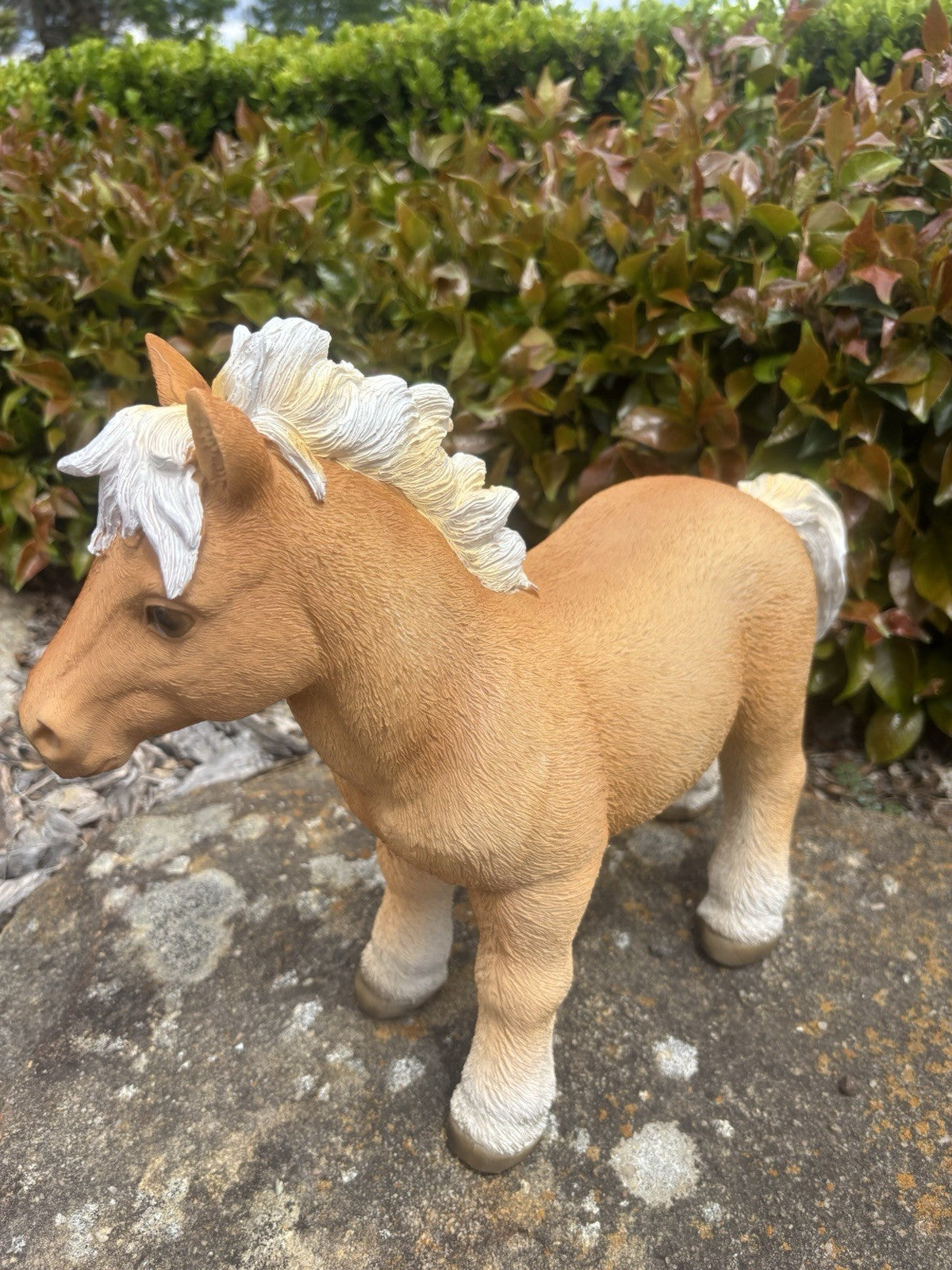22nice4me Garden Statues resin pony ornament with a golden-brown coat and white mane standing on a stone surface