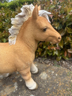22nice4me Garden Statues resin pony horse ornament with a golden-brown coat and white mane in a garden setting