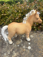 22nice4me Garden Statues resin pony horse ornament with a golden-brown coat and white mane in a garden setting