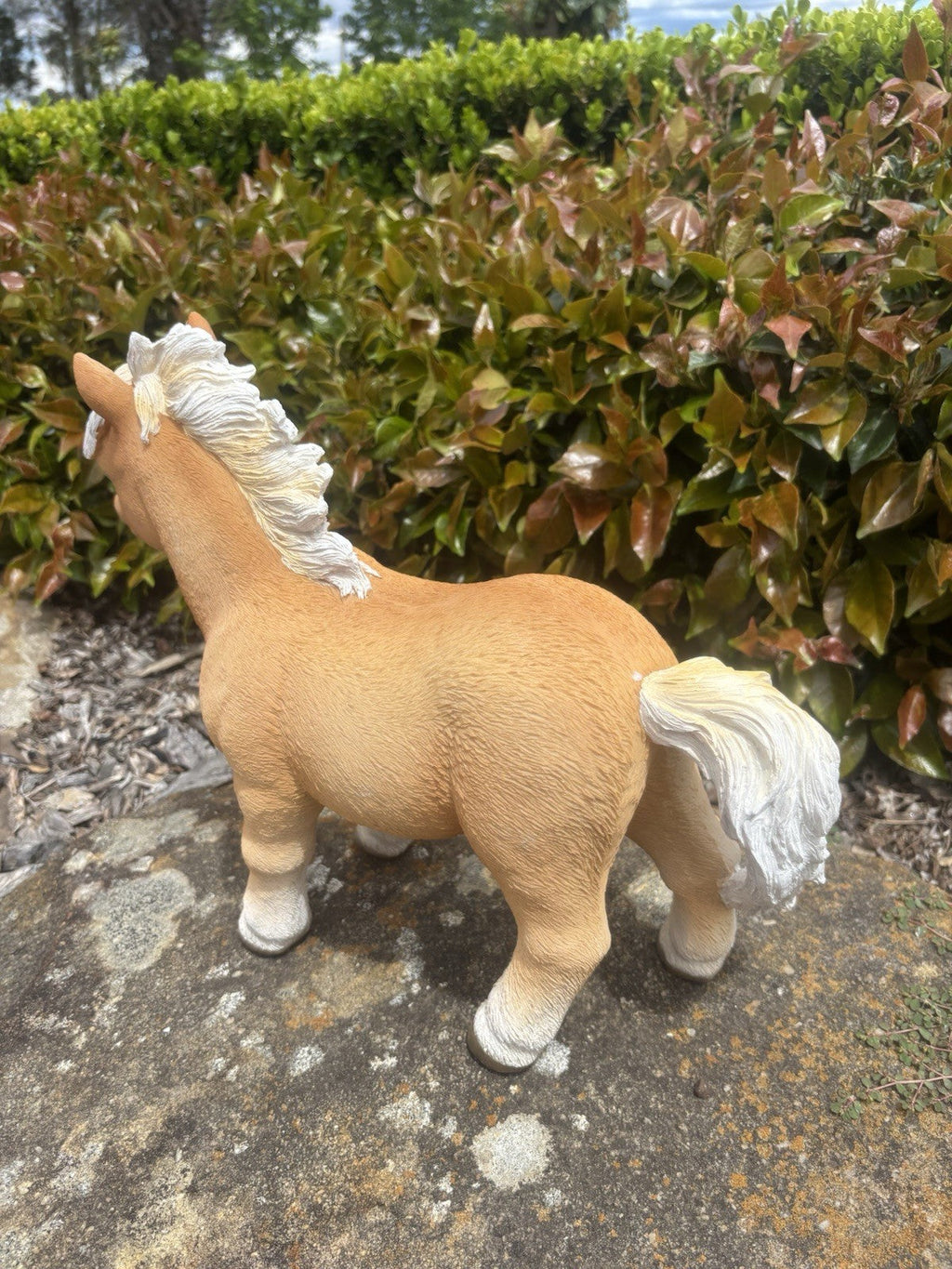 22nice4me Garden Statues golden-brown resin pony ornament with a white mane and tail standing on a stone surface