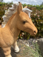 22nice4me Garden Statues resin pony ornament with a golden-brown coat and white mane in a garden setting