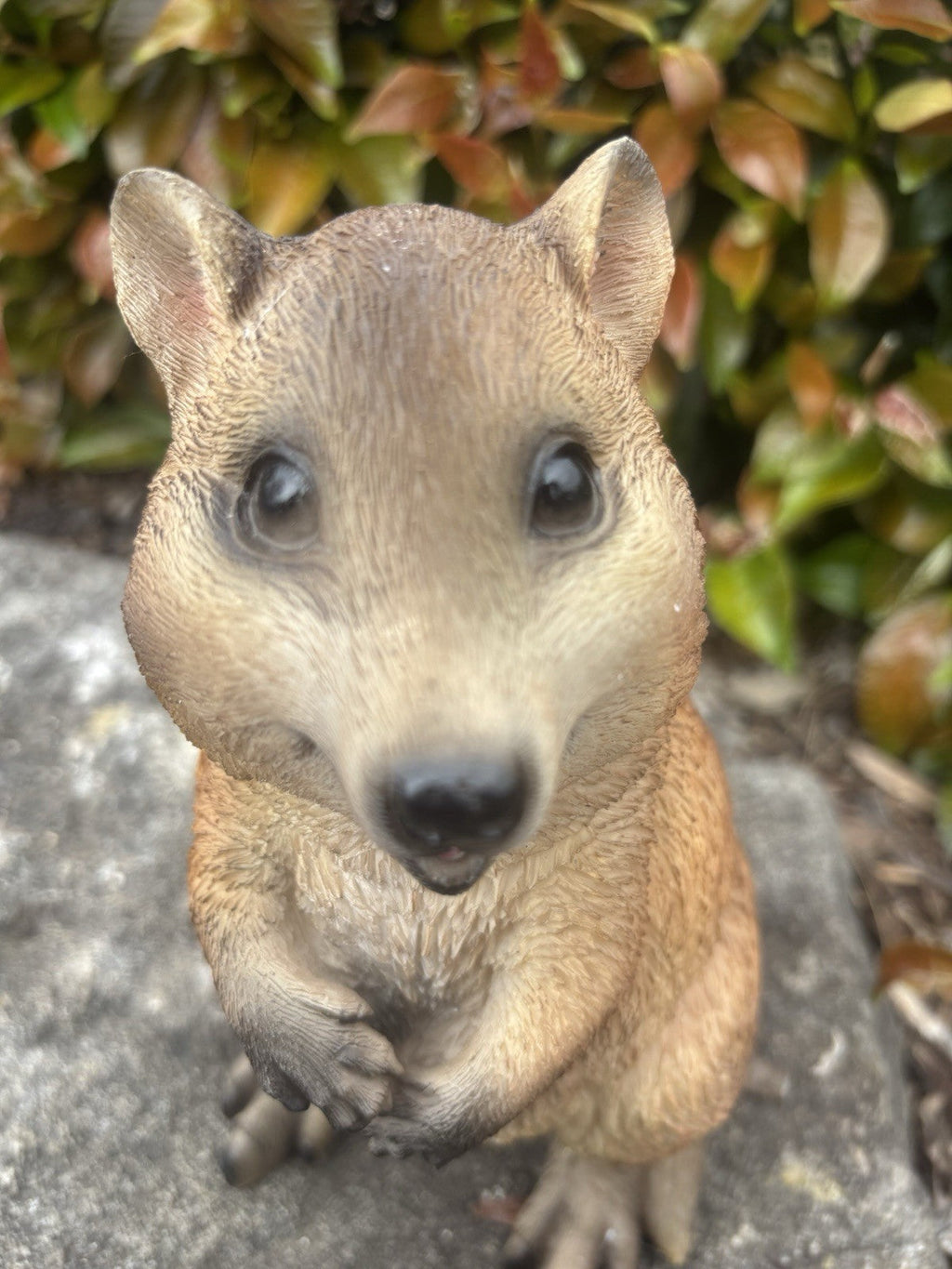 22nice4me Garden Statues resin quokka ornament with textured brown fur and a cheerful expression in a garden setting