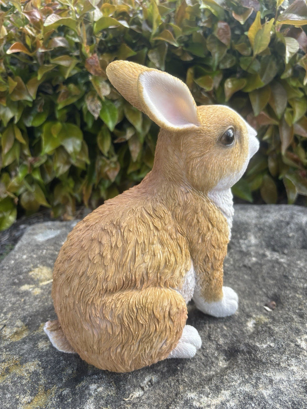 22nice4me Garden Statues realistic brown and white resin rabbit ornament with detailed fur texture on stone surface