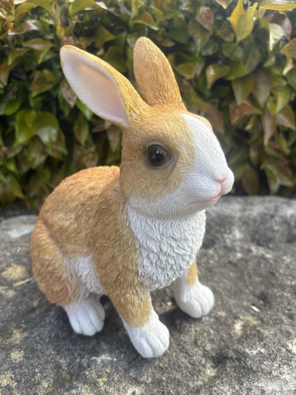 22nice4me Garden Statues realistic brown and white resin rabbit ornament with detailed fur texture on a stone surface