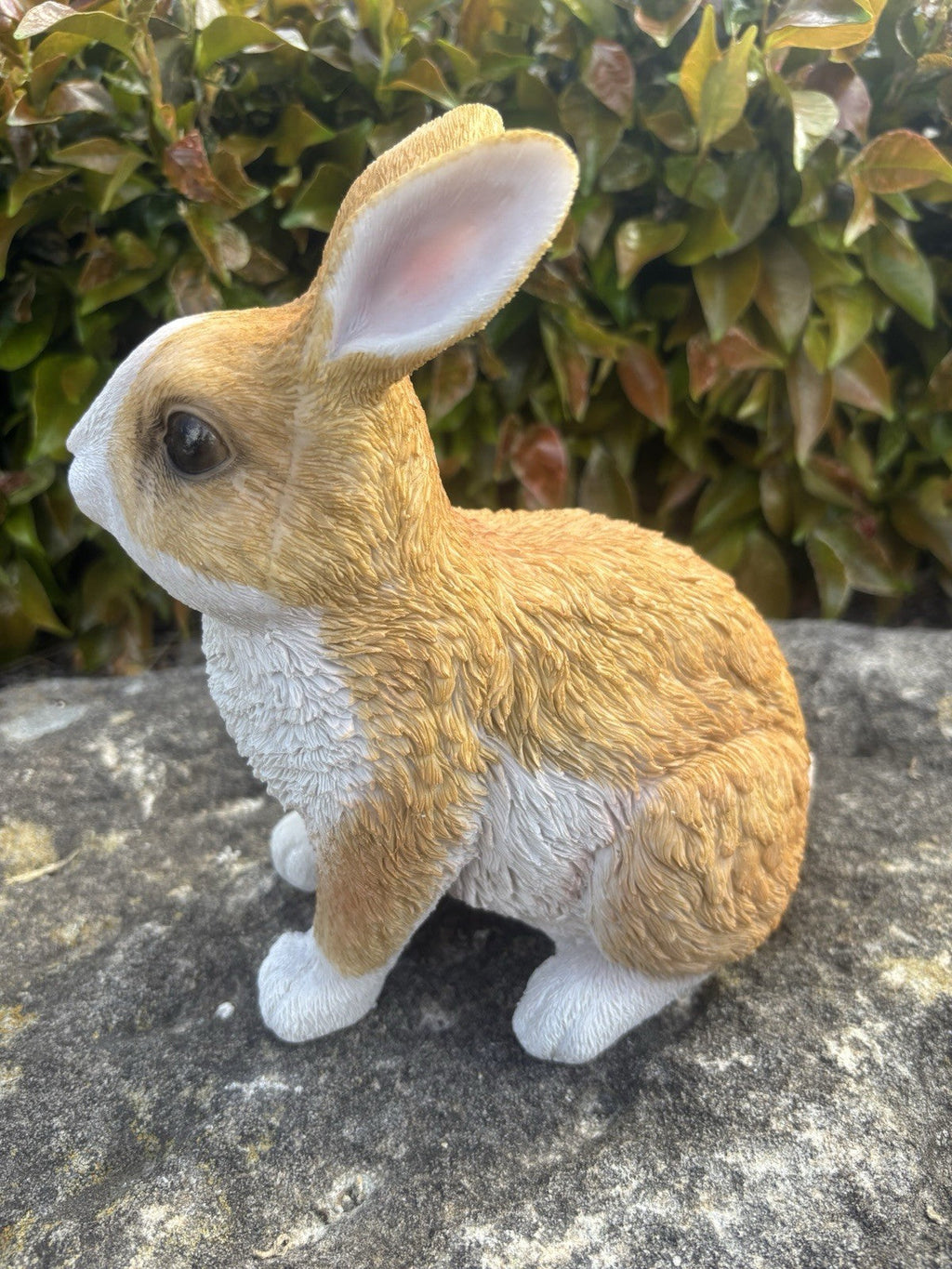 22nice4me Garden Statues realistic brown and white resin rabbit ornament with detailed fur texture on a stone surface