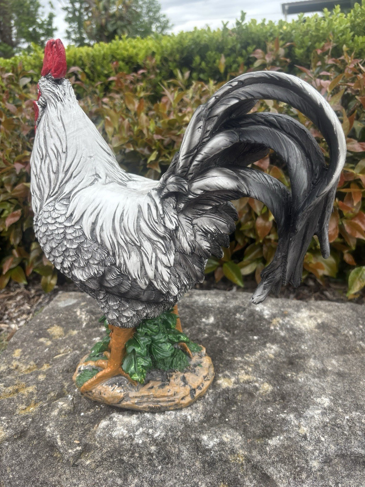22nice4me Garden Statues resin rooster ornament with white and silver feathers, red comb, and green foliage base.
